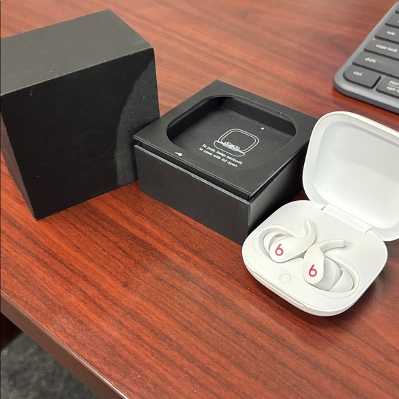 Beats by Dre White Earbud Headphones - Picture 1 of 4